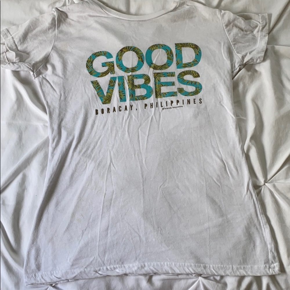 White “Good Vibes” short sleeve tee